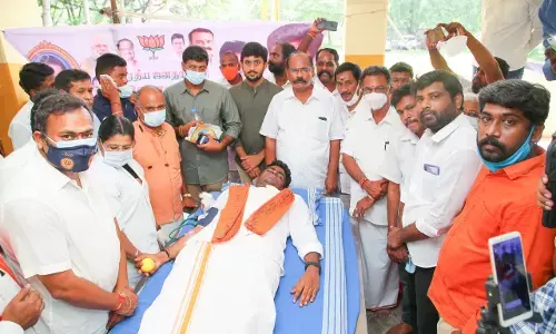 ஆடிட்டர் ரமேஷ் நினைவுதினத்தை முன்னிட்டு பா.ஜ.க. தலைவர் அண்ணாமலை ரத்ததானம்.!