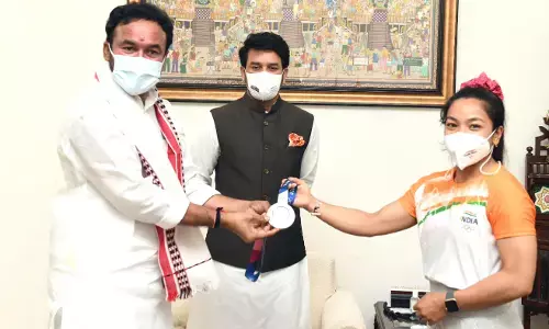 வெள்ளி பதக்கத்தை மத்திய அமைச்சரிடம் காண்பித்து வாழ்த்து பெற்ற மீராபாய் சானு.!