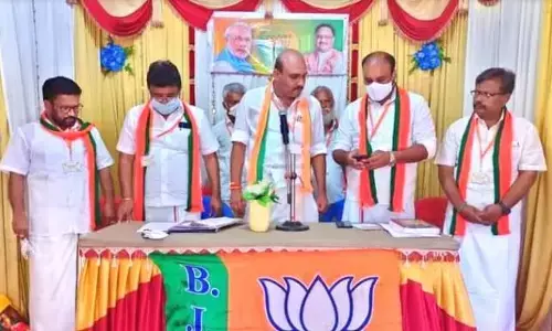 மதுரையில் பழுதான சாலைகளை சீரமைக்க பா.ஜ.க. கோரிக்கை.!