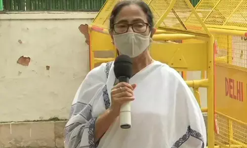 2008ல் டாடா மோட்டர்ஸ் நிறுவனத்தை அடித்து விரட்டும் போது புத்தி எங்க போச்சு? இப்போ அவங்க மாநிலத்துக்கு கார் கம்பெனி வேணுமாம்!