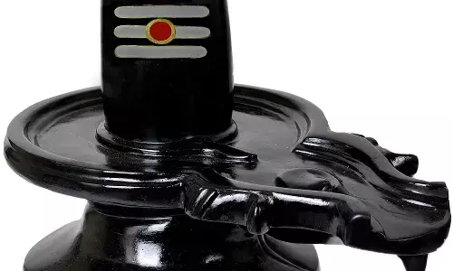 சிவலிங்கத்தை வழிபடுவது எப்புடி ? சிவபுராணம் கூறும் நெறிமுறைகள் இதோ.