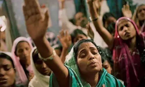 தடையை மீறி ஜெபக் கூட்டம்- கோவில்களை பூட்டிய அரசு இதைக் கண்டுகொள்ளாதது ஏன்?