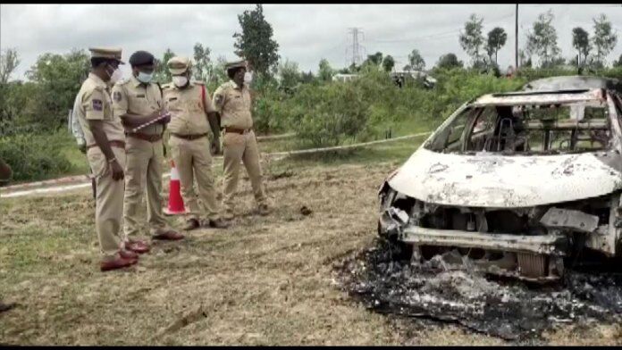 காருக்குள் உயிரோடு வைத்து எரித்துக்கொல்லப்பட்ட பா.ஜ.க தலைவர் - மர்ம நபர்களின் அட்டூழியம்..!