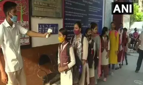 பள்ளிகளை திறந்த ஒரே வாரத்தில் 27 மாணவர்களுக்கு கொரோனா ! அதிர்ச்சியில் பெற்றோர்கள் !