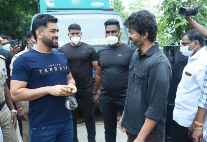 படப்பிடிப்பின்போது சந்தித்துக்கொண்ட விஜய், தோனி !  வைரலாகும் புகைப்படங்கள்!