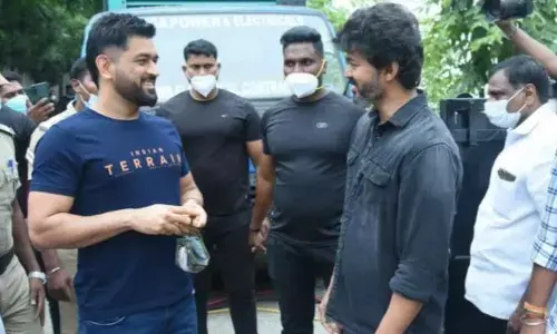 படப்பிடிப்பின்போது சந்தித்துக்கொண்ட விஜய், தோனி !  வைரலாகும் புகைப்படங்கள்!