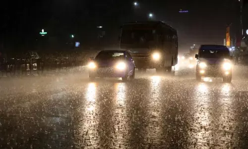 அடுத்த 2 மணி நேரத்தில் இடி, மின்னலுடன் கனமழை ! எச்சரிக்கை விடுத்த வானிலை ஆய்வு மையம் !