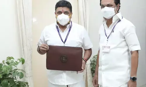 எப்படி பட்ஜெட் என மக்கள் பட்ஜெட்டை பற்றி  செய்தியாளர்களை பார்த்து கேட்ட ஸ்டாலின் - விளம்பரமா ?