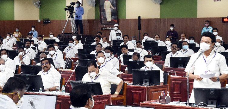 பூனை எலிய தூக்கிட்டு போற மாதிரி இருக்கு இதெல்லாம் பட்ஜெட்டா? - சட்டசபையில் சீறிய ஆர்.பி.உதயகுமார் !