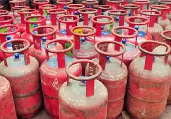 சமையல் எரிவாயு கியாஸ் விலை ரூ.25 உயர்வு ! அதிர்ச்சியடைந்த பொதுமக்கள்!