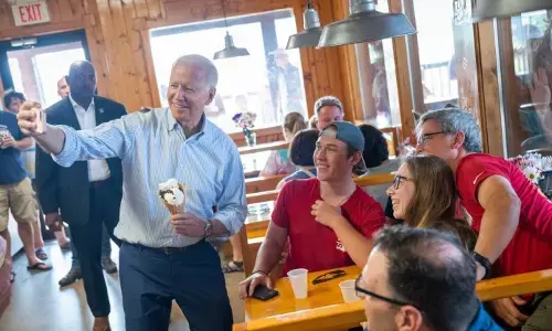 பெருங்குழப்பத்தில் ஆப்கானிஸ்தான், விடுமுறையில் அமெரிக்க அதிபர்- குவியும் விமர்சனங்கள் !