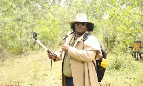 காட்டிற்குள் வீரப்பன் கஜானாவை தேடி செல்லும் யோகிபாபு !