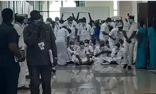 தி.மு.க. அரசை கண்டித்து சட்டப்பேரவையில் அ.தி.மு.க. எம்.எல்.ஏ.க்கள் தர்ணா!