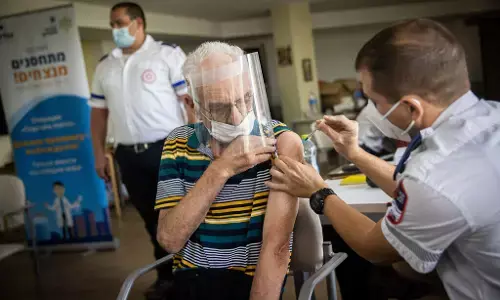 அமெரிக்காவில் 4வது அலை: பூஸ்டர் டோஸ் தடுப்பூசி தேவை, நிபுணர் குழுவின் அறிக்கை !