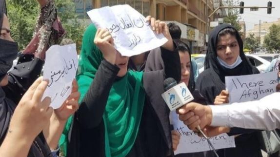 ஷரியத் படி பெண் பத்திரிகையாளர்கள் பணியாற்ற தடை விதித்த தாலிபான்கள் !