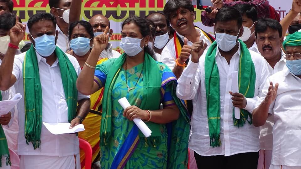 மேகதாதுவில் ஒரு செங்கலைக் கூட வைக்க விடமாட்டோம் ! ஓசூரில் பிரேமலதா அதிரடி!