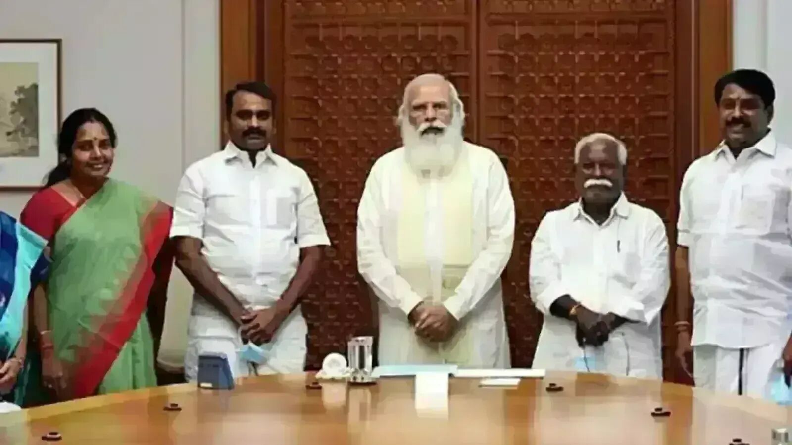 தேர்தல் வெற்றி ! மாவட்ட தலைவர்களுக்கு இனோவா கார் வழங்கும் மத்திய அமைச்சர் எல்.முருகன் !