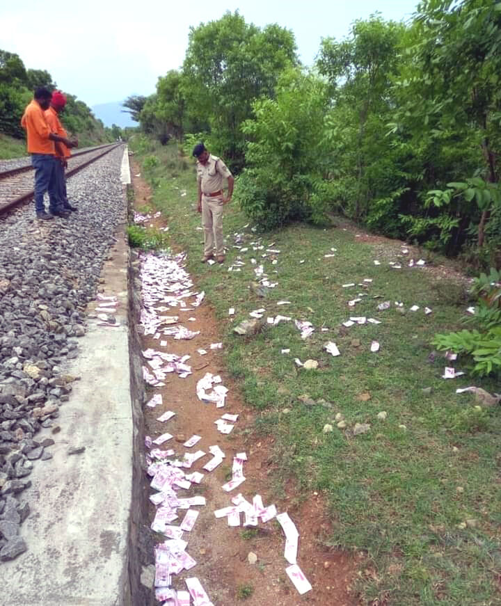 தருமபுரி: ரயில் பாதையில் சிதறி கிடந்த பொம்மை ரூபாய் நோட்டுகள் ! போலீசார் தீவிர விசாரணை!