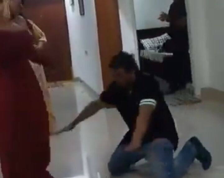 போதையில் நடனமாடி நடிகையின் காலில் விழும் ராம்கோபால் வர்மா !