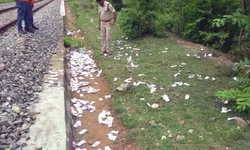 தருமபுரி: ரயில் பாதையில் சிதறி கிடந்த பொம்மை ரூபாய் நோட்டுகள் ! போலீசார் தீவிர விசாரணை!