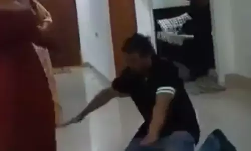 போதையில் நடனமாடி நடிகையின் காலில் விழும் ராம்கோபால் வர்மா !