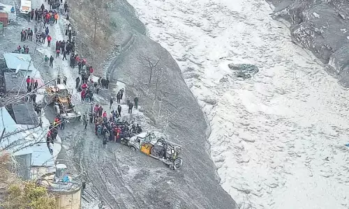 உத்தரகண்ட்: இயற்கை சீற்றத்தினால் மிகப்பெரிய நிலச்சரிவு !