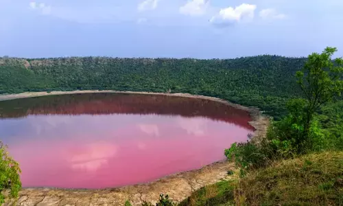 மிகவும் பழமையான ஏரியில் ஏற்பட்ட திடீர் மாற்றம்: சமூக ஆர்வலர்கள் கவலை !