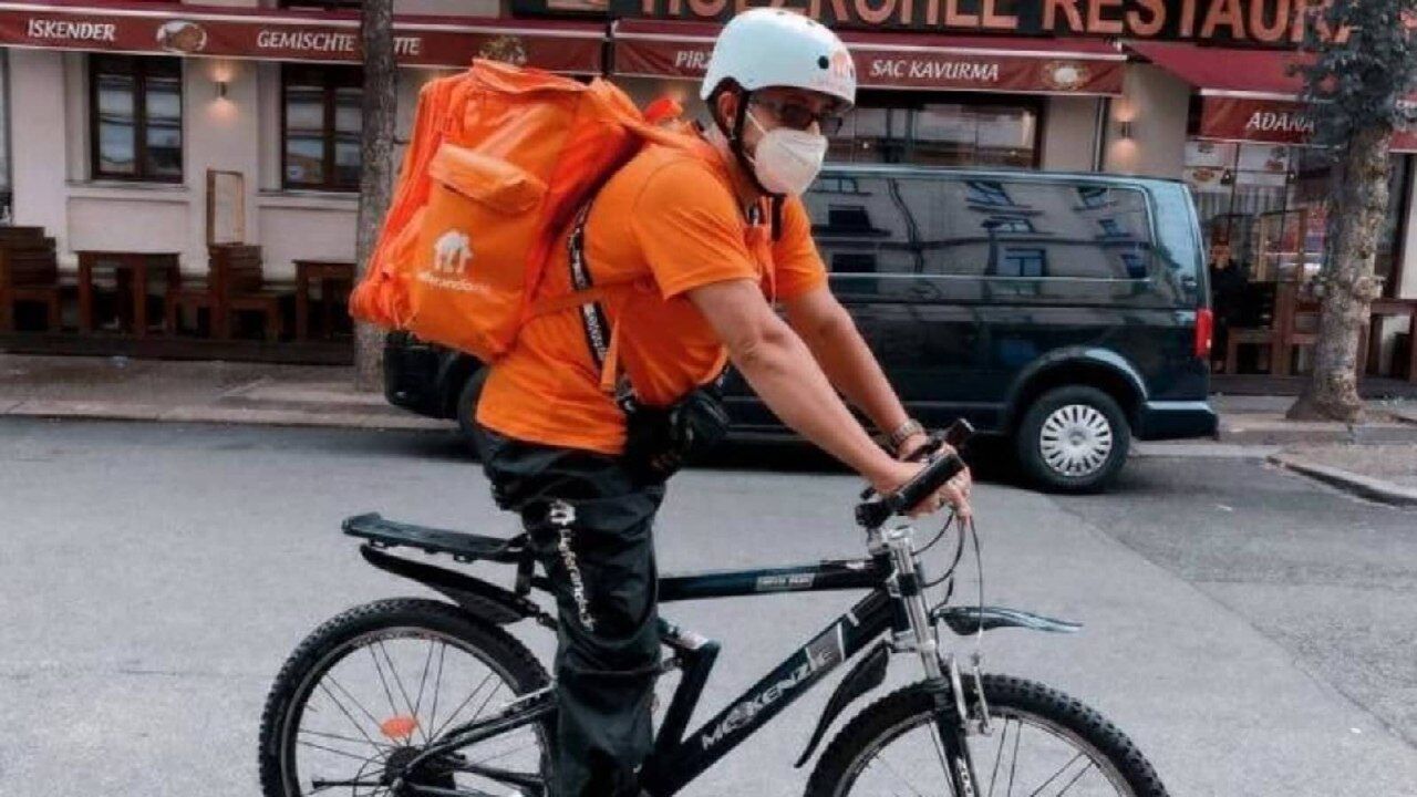 ஜெர்மனி: பீட்சா விநியோகிக்கும் நிலைமைக்கு சென்ற ஆப்கன் முன்னாள் அமைச்சர் !