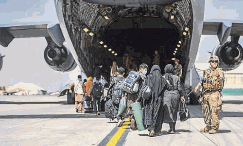 ஒரே நாளில் ஆப்கானிஸ்தானில் இருந்து 21 ஆயிரம் பேரை அமெரிக்கா வெளியேற்றியது !