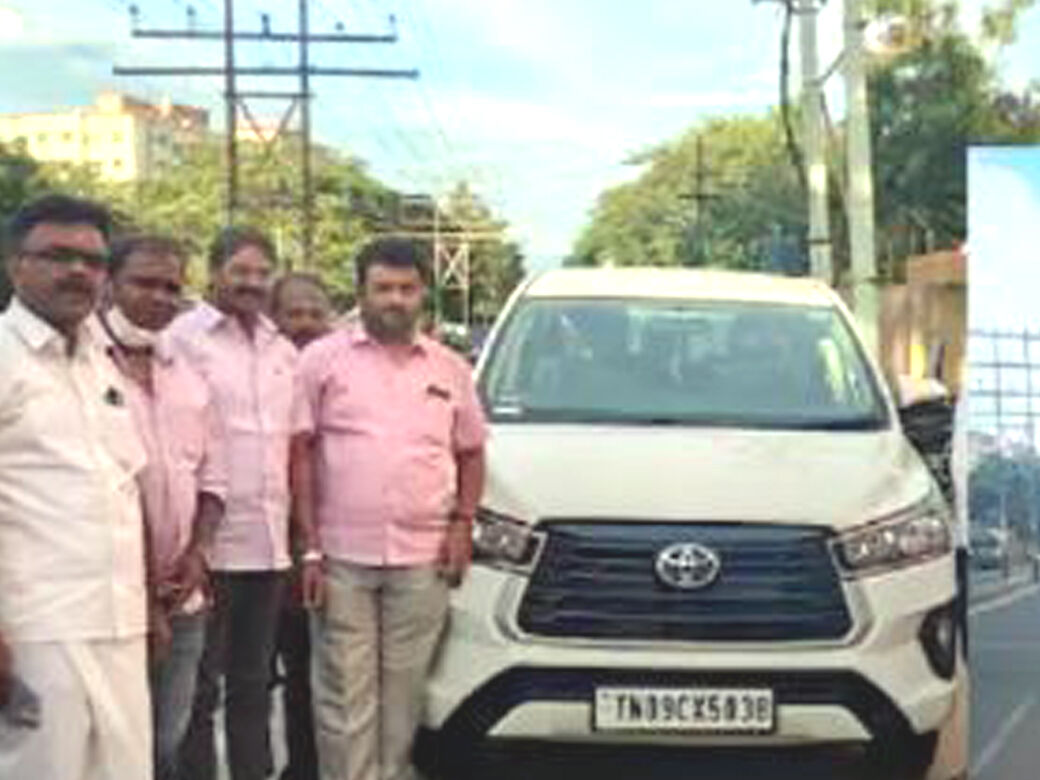 கோவையில் இனோவா காரை செல்பி எடுத்து மகிழும் பா.ஜ.க. தொண்டர்கள்!
