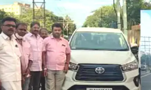 கோவையில் இனோவா காரை செல்பி எடுத்து மகிழும் பா.ஜ.க. தொண்டர்கள்!