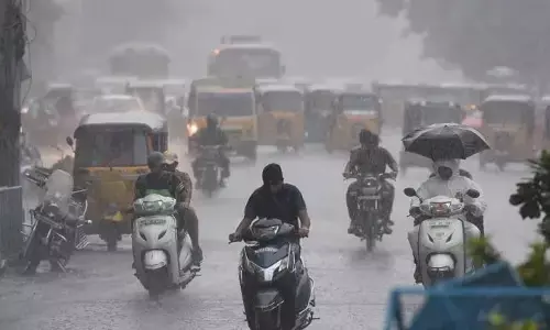 சென்னையில் பல்வேறு இடங்களில் கொட்டித் தீர்க்கும் கனமழை! உற்சாகத்தில் நகர வாசிகள்!