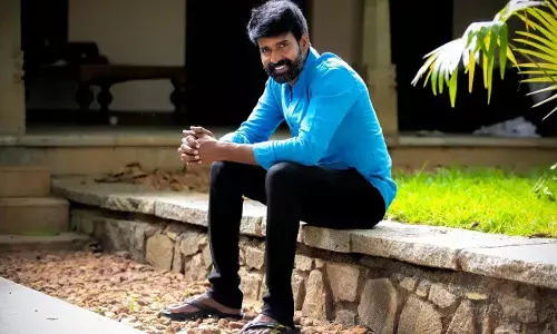 இது ஹீரோ சூரி! - இணையத்தை தெறிக்க விடும் சூரியின் புது லுக் !