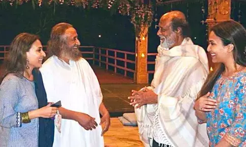 ரஜினிகாந்த் குரு ஸ்ரீ ஸ்ரீ ரவிசங்கர் திடீர் சந்திப்பு !