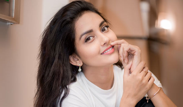 சர்வதேச அளவில் விருது வென்ற மகிழ்ச்சியில் மகிமா நம்பியார் !