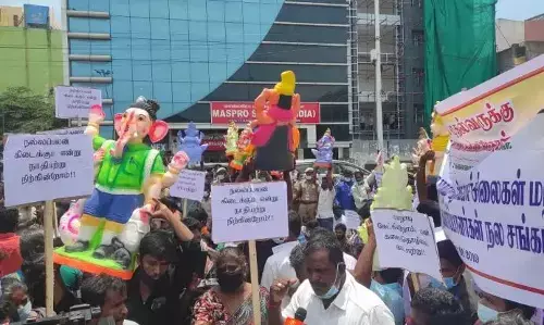 ஸ்டாலின் அறிவிப்பு.. விநாயகர் சிலை செய்யும் தொழிலாளர்கள் சட்டப்பேரவை முற்றுகை !