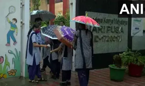 டெல்லியில் பள்ளிகள் திறப்பு! ஆர்வமுடன் வகுப்பறைக்கு செல்லும் மாணவ, மாணவிகள்!