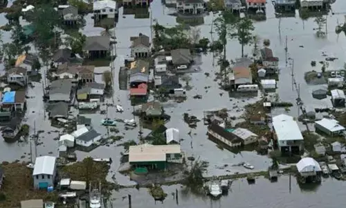 அமெரிக்காவை சுருட்டி எடுத்த ஐடா சூறாவளி ! வெள்ளத்தில் சிக்கி 42 பேர் உயிரிழப்பு!