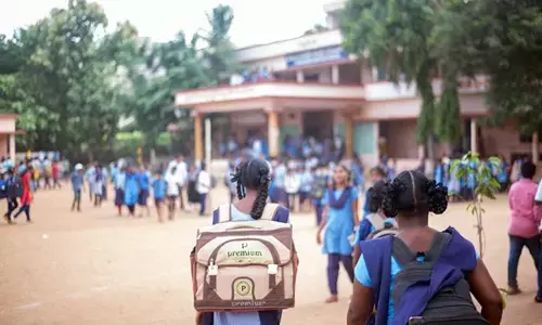 பள்ளி மாணவிகளுக்கு கொரோனா பரவல் ! அச்சத்தில் பெற்றோர்கள் !