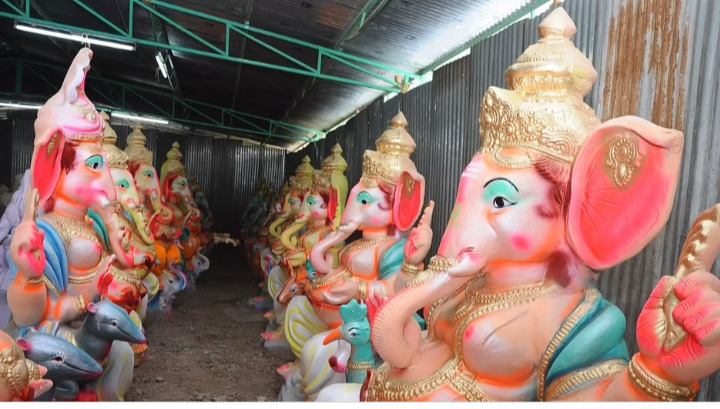 வீட்டில் இருந்ந விநாயகர் சிலைகளை பறிமுதல் செய்த போலீசார் !