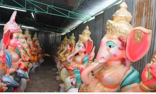 வீட்டில் இருந்ந விநாயகர் சிலைகளை பறிமுதல் செய்த போலீசார் !