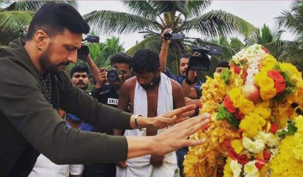 பிறந்தநாளில் சாமூண்டிஸ்வரியை வணங்கிய சுதீப்!