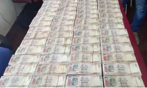 மதுரை: தடை செய்யப்பட்ட ஆயிரம் ரூபாய் நோட்டுகள் பறிமுதல் !