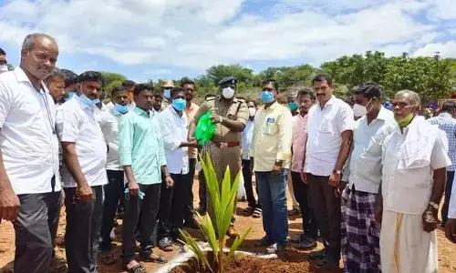 ஆசிரியர் தினவிழாவை முன்னிட்டு ஆயிரம் மரக்கன்றுகள் நடும் விழா !  தருமபுரி எஸ்.பி. தொடங்கி வைப்பு !