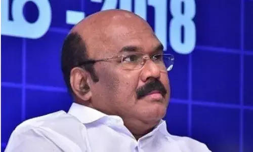 மொட்டை மட்டும்தான் இலவசமாக அடிக்கிறார்கள் ! - தி.மு.க. அரசை சாடிய ஜெயக்குமார்!