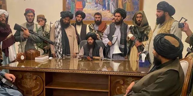 இதுவும் நடக்கும்! இன்னமும் நடக்கும்!  அமெரிக்க காவல்துறையால் தேடப்படும் நபர் ஆப்கானிஸ்தானின் உள்துறை அமைச்சராக தேர்வு.!