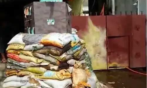 மேற்கு வங்கம்: பா.ஜ. எம்.பி. வீட்டின் அருகே வெடிகுண்டு வீச்சு! சட்டம், ஒழுங்கு கேள்விக்குறி என்று ஆளுநர் குற்றச்சாட்டு !