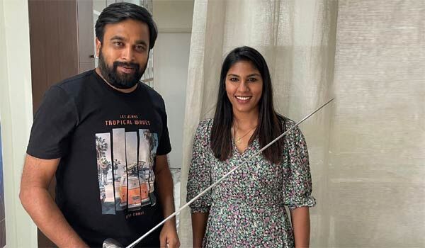 பவானி தேவிக்கு தங்கத்தை பரிசளித்த சசிகுமார் !