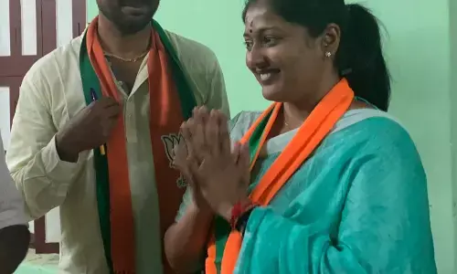 விநாயகர் இந்தி கடவுள், முருகன் தமிழ் கடவுள்ன்னு ஏன் இப்படி பரப்புறீங்க? கேள்வி எழுப்பிய காயத்ரி ரகுராம் !