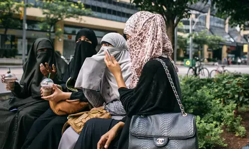 போராடும் பெண்களை அடக்க புர்கா படைப்பிரிவு ! தாலிபான்கள் துப்பாக்கி முனையில் பயிற்சி!